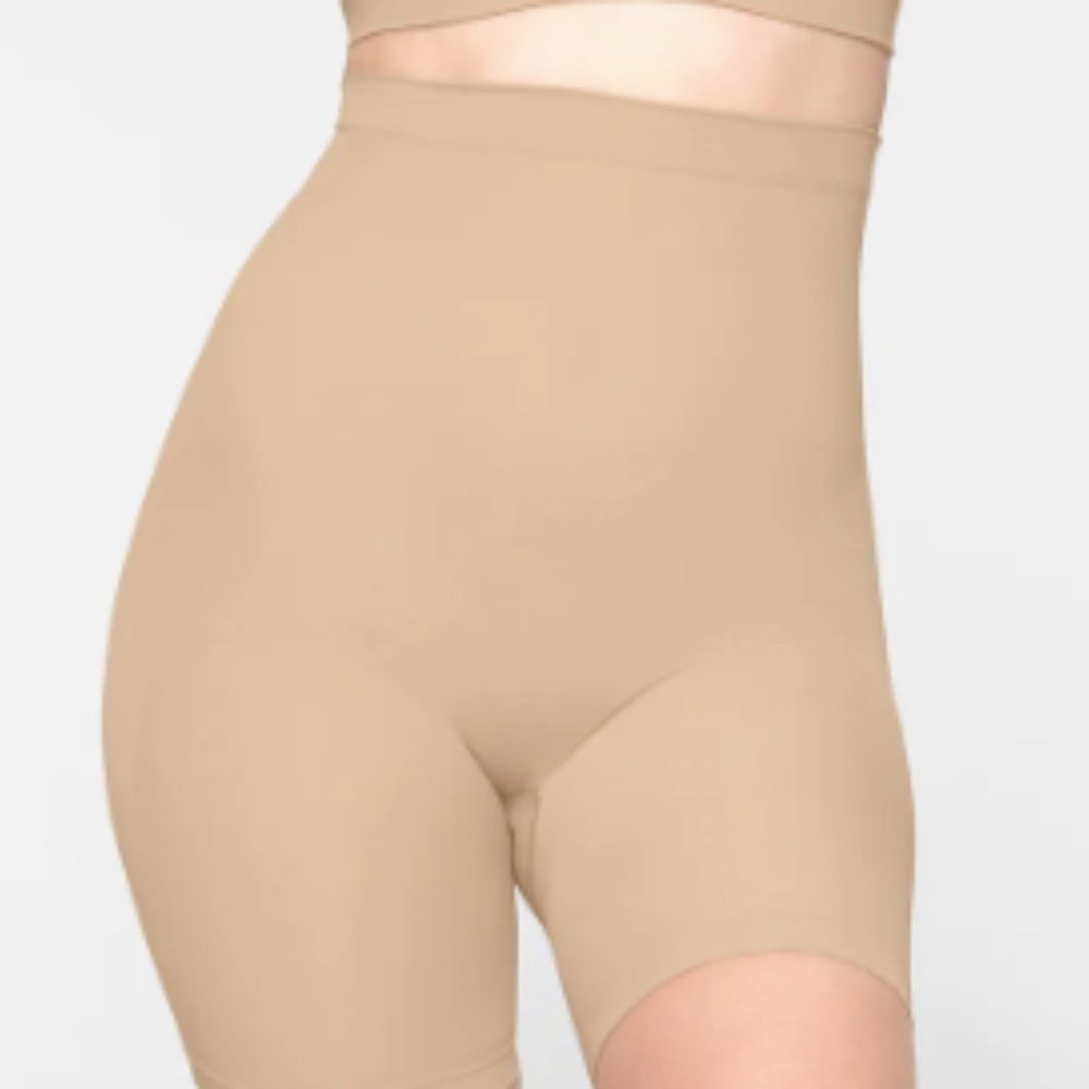(2442/43) NWOT SKIMS SEAMLESS SCULPT MID THIGH in S/M - Picture 2 of 4